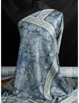 Viskose-Stoff mit zartem Glanz – blaues Halstuch