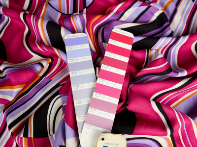 Viscosa, materiale per abito, con motivi rosa e viola