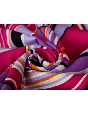 Viskose-Stoff für ein Kleid mit rosa- und violetten Mustern
