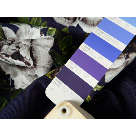 Viscose, matière pour robe, bleu marine à fleurs blanches.