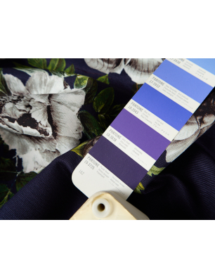 Viscose tecido para vestido azul-marinho com rosas brancas