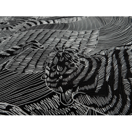 Gasa de viscosa negra con un estampado tropical