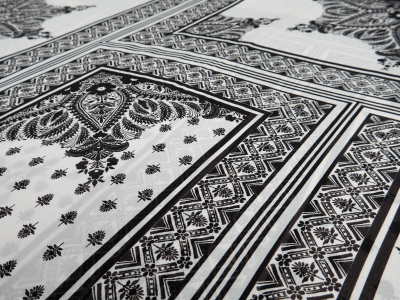 Chiffon de viscose branco com padrões geométricos tipo bandana