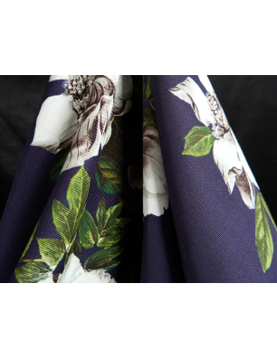 Viscoză, material pentru rochie, bleumarin, cu trandafiri albi