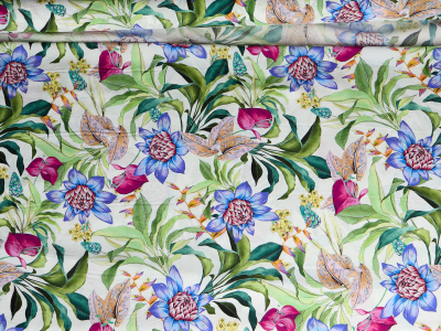 Viscose-material för klänning med blommönster