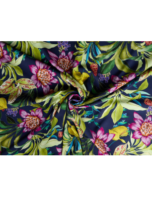 Viscose, matière pour une robe, avec des motifs floraux