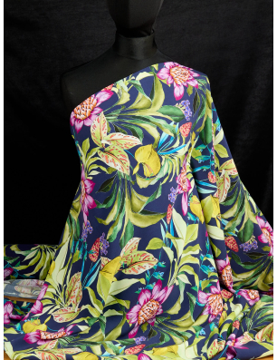 Viscose, matière pour une robe, avec des motifs floraux