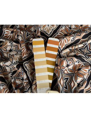 Viscosa materiale per un abito con motivo boho geometrico