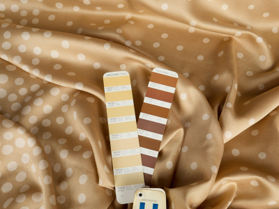 Viscosa, tessuto con delicato riflesso, beige, in pois beige