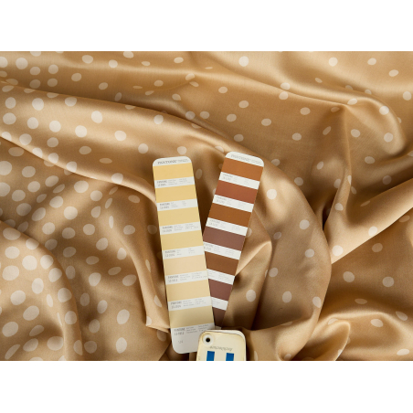 Viskose-Material mit dezentem Glanz, beige, in beigen Pünktchen