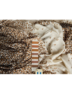 Viscose-materiaal met een subtiele glans, roomwit met panterprint - rapport - Stoffenmagazijn Bemax