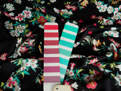Vâscoză material pentru rochie neagră cu flori colorate