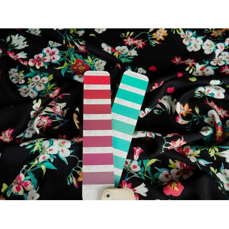 Vâscoză material pentru rochie neagră cu flori colorate
