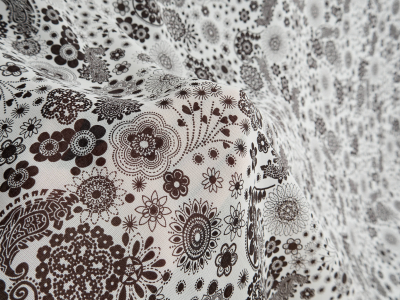 Viskose chiffon hvid med fine sorte blomster