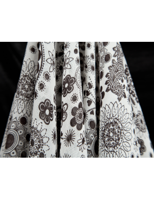 Viskose chiffon branco com delicadas flores pretas - Retalho de Tecidos Bemax