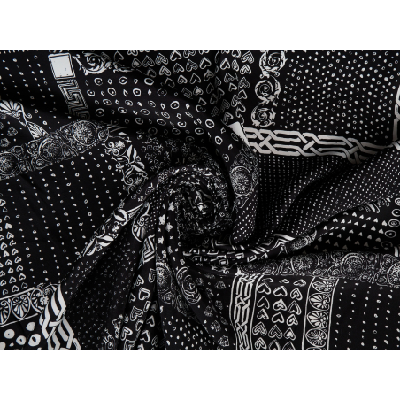 Viskózová tkanina na šaty v černo-bílém vzoru v boho stylu - Velkoobchod s tkaninami Bemax