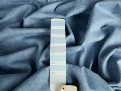 Denim in tessuto con effetto washed e soft touch - indaco chiaro
