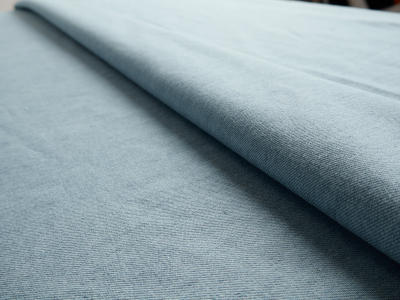 Jeansstoff mit Washed-Effekt und Soft-Touch – sehr helles Denim