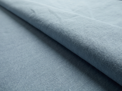 Jeansstoff mit Washed-Effekt und Soft-Touch – sehr helles Denim