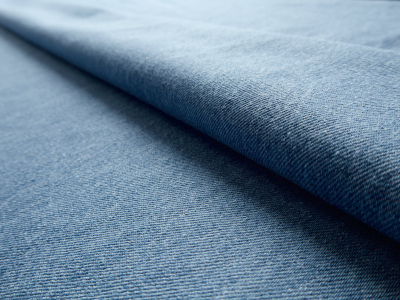 Jeansstoff mit Washed-Effekt und Soft-Touch – hellblauer Denim