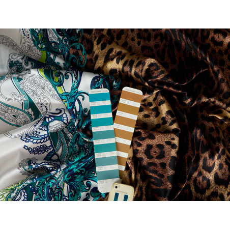 Raso di seta con elastan, a motivo animalier con bordo turchese