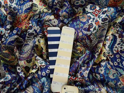 Satijn van zijde met elastan in blauw mozaïek, plantenkleurig patroon
