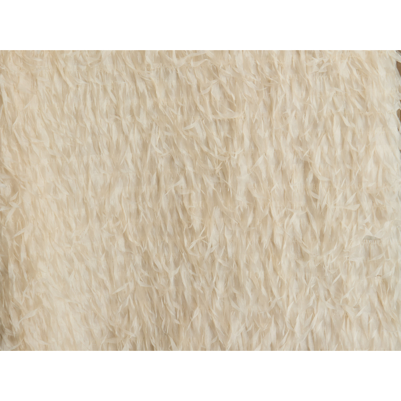 Matière avec des plumes cousues en organza