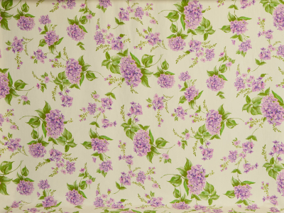 Viskose-Material für ein Kleid mit hellrosa Blumen