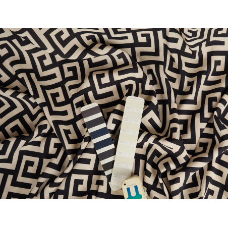 Cupro touch viskos i svart-beige geometriskt mönster