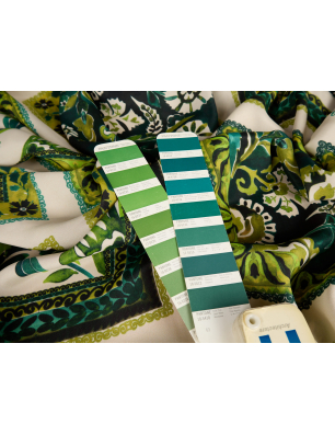 Seda com viscose em padrão verde vegetal e geométrico
