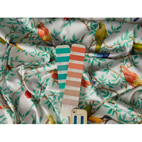 Satyna silk touch z elastanem śmietankowa w roślinny wzór z ptaszkami