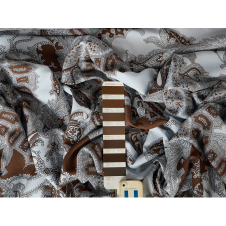 Viskose-Material für ein Kleid in hellblau mit Braun im Paisley-Muster